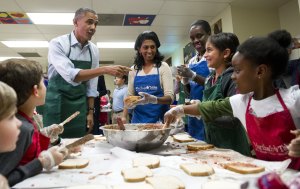 Tạp dề đồng phục giúp việc nấu ăn vệ sinh và tiện dụng